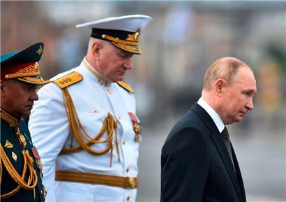 Wladimir Putin, der russische Verteidigungsminister Sergei Schoigu (l.) und der Oberbefehlshaber der Marine, Admiral Nikolai Yevmenow, während der gestrigen Parade
