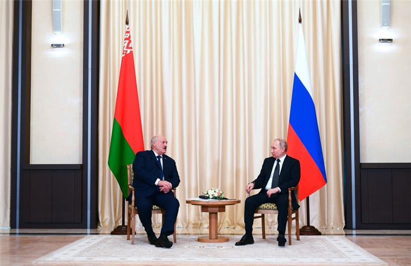 Wladimir Putin empfing vergangene Woche den belarussischen Amtskollegen Alexander Lukaschenko – der konnte bislang noch eine von Moskau anvisierte, viel engere Verbundenheit zwischen beiden Staaten ausbremsen
