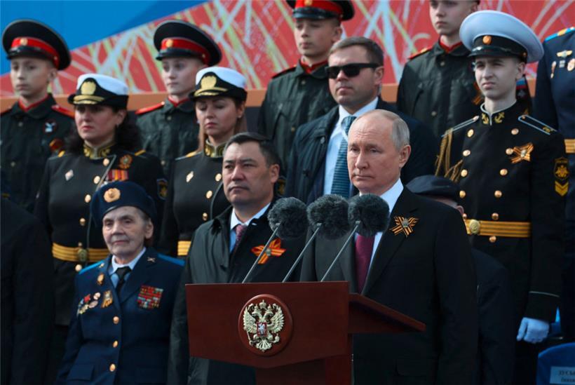 Wladimir Putin erzählte gestern auf dem Roten Platz wieder die Mär vom durch den „Westen“ bedrohten Russland. Die Rede wurde vom Publikum mit Fassung aufgenommen.
