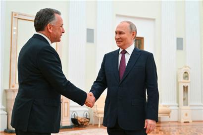 Wladimir Putin freut sich, Trumps Sondergesandten und US-Vollstreckungsbeamten russischer Interessen in der Ukraine, Steve Witkoff, im Kreml zu begrüßen

