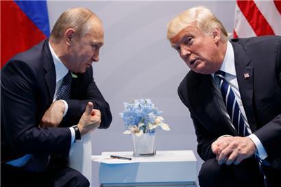 Wladimir Putin (l), Präsident von Russland, und Donald Trump, Präsident der USA
