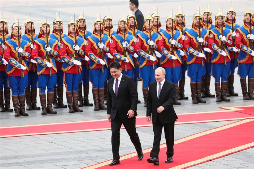 Wladimir Putin (r) und Uchnaagiin Chürelsüch (l) während der Begrüßungszeremonie auf dem Sukhbaatar-Platz in Ulaanbaatar
