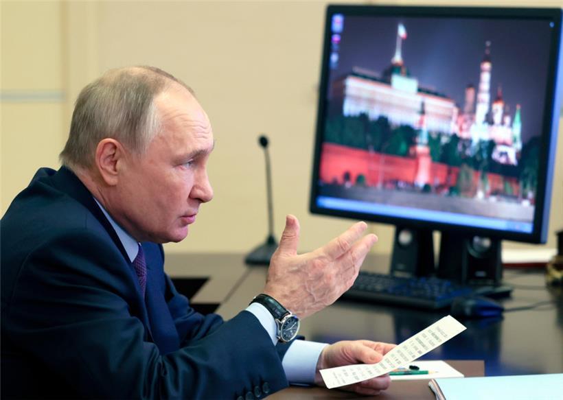 Wladimir Putin spricht in einer Videokonferenz aus seiner Residenz in Nowo-Ogarjowo: Der Kreml-Chef will nur zu seinen Bedingungen in Verhandlungen über die Ukraine einsteigen
