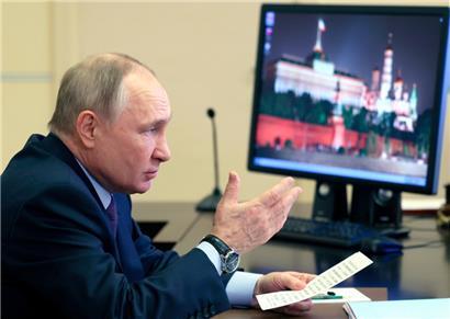 Wladimir Putin spricht in einer Videokonferenz aus seiner Residenz in Nowo-Ogarjowo: Der Kreml-Chef will nur zu seinen Bedingungen in Verhandlungen über die Ukraine einsteigen
