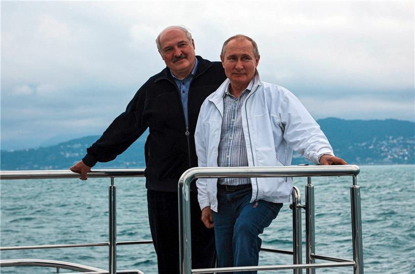 Wladimir Putin und Alexander Lukaschenko posieren während einer Bootsfahrt auf dem Schwarzen Meer
