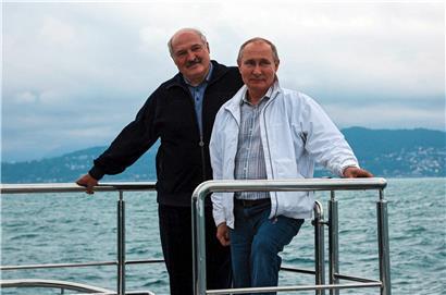 Wladimir Putin und Alexander Lukaschenko posieren während einer Bootsfahrt auf dem Schwarzen Meer
