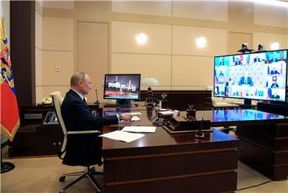 Wladimir Putin während einer Videokonferenz mit Vertretern der Regionalregierungen
