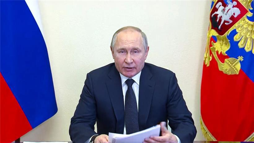 Wladimir Putin während eines Treffens über Maßnahmen zur sozioökonomischen Unterstützung der Regionen per Videokonferenz in seiner Residenz in Nowo-Ogarjowo
