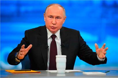 Wladimir Putin während seines Auftritts in der Ausstellungshalle „Gostiny Dwor“ in Moskau
