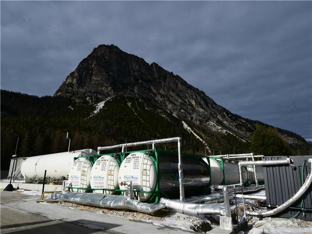Gasleck an Tank sichtbar, Ursprung unklar, Sicherheit und Wartung bei Gasbehältern beachten