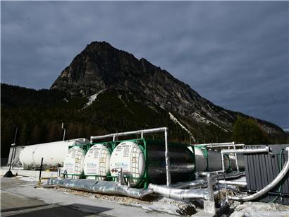 Gasleck an Tank sichtbar, Ursprung unklar, Sicherheit und Wartung bei Gasbehältern beachten