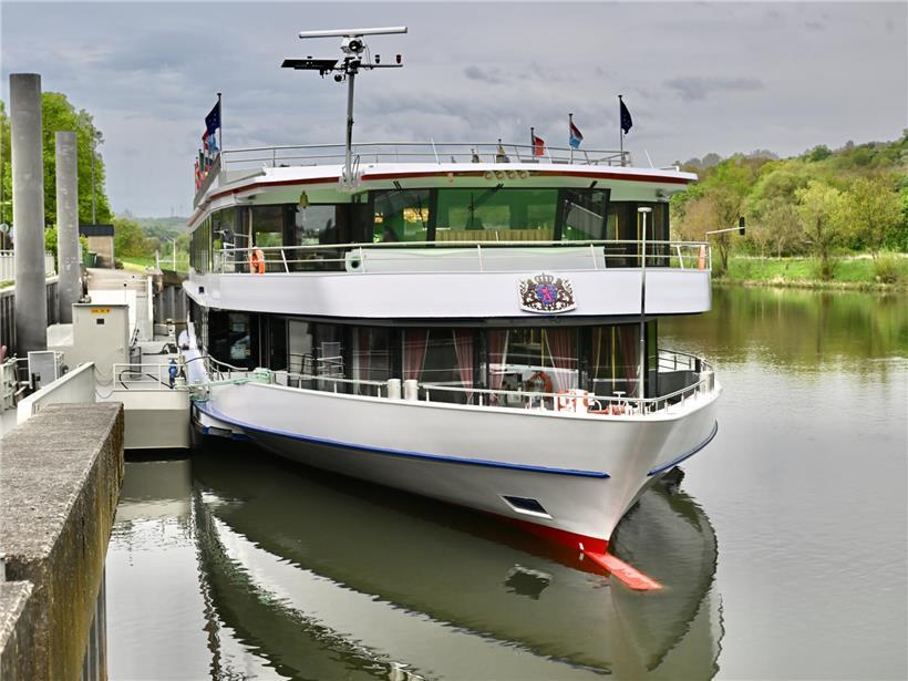 Passagierschiff Marie-Astrid am belebten Anleger mit Menschen und Wasser im Hafenbereich
