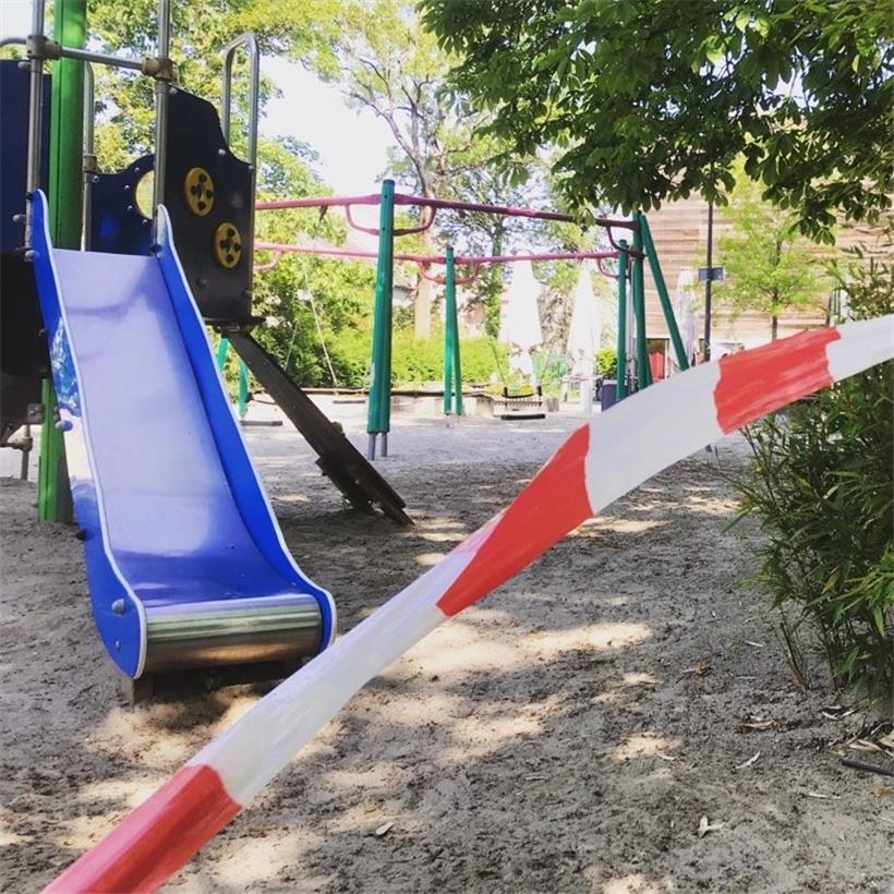 Wo die Pandemie noch sichtbar ist: Um die meisten Spielplätze in Luxemburg wehen noch Warnbänder
