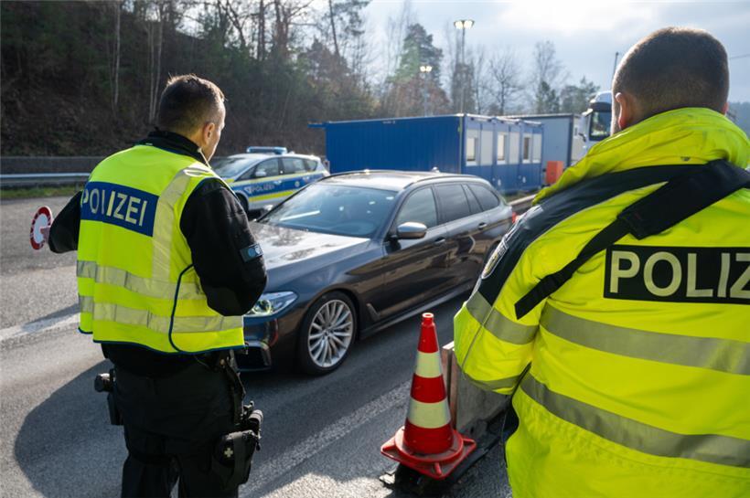 „Wo fahren Sie hin, wo kommen Sie her?“ Bundespolizisten am Checkpoint an der Luxemburg-Autobahn A64.
