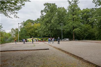 Wo sonst Boule gespielt wird, wird ab Donnerstag eine Leinwand stehen
