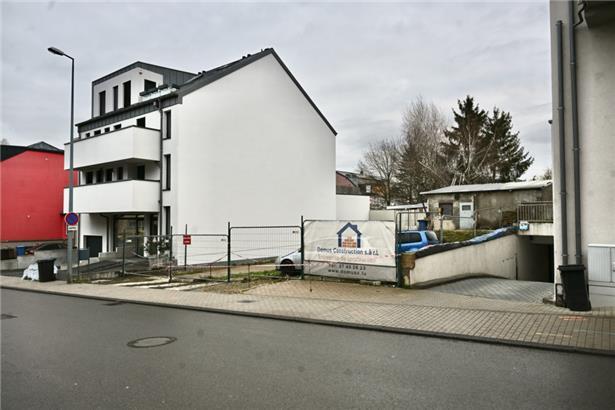 Wo vor einem großen Feuer in Kayl einst sechs Parteien wohnten, parken aktuell Autos
