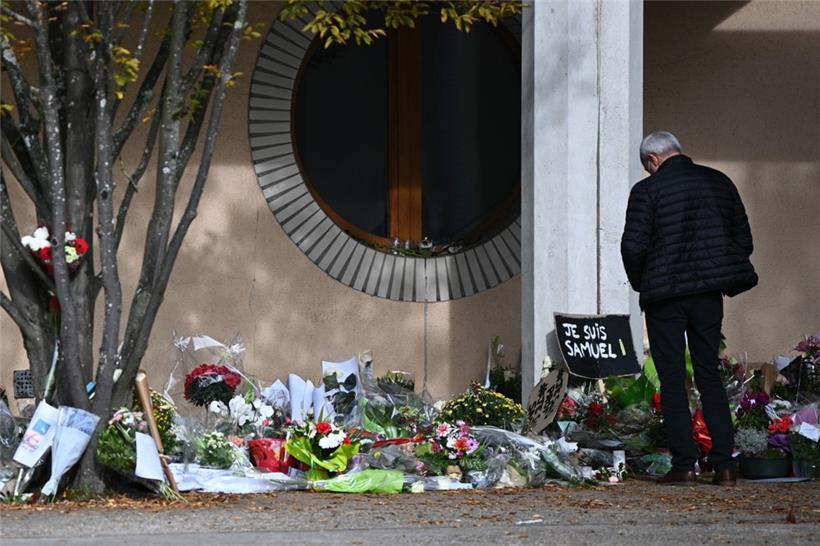 Wohin die Suche nach dem „wahren Islam“ führen kann, zeigt dieses Bild: Im Oktober 2020 wurde nahe Paris der Lehrer Samuel Paty ermordet
