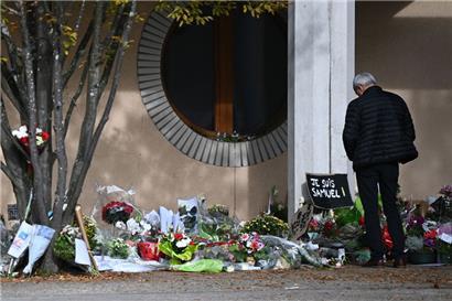 Wohin die Suche nach dem „wahren Islam“ führen kann, zeigt dieses Bild: Im Oktober 2020 wurde nahe Paris der Lehrer Samuel Paty ermordet
