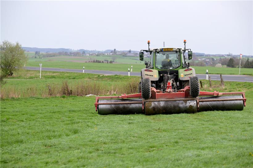 „Mouvement écologique“ zerpflückt den Nationalen Bioaktionsplan der Agrarministerin Luxemburgische Landwirtschaft mit Traktor auf grünem Feld symbolisiert Zukunft und nachhaltige Agrarentwicklung