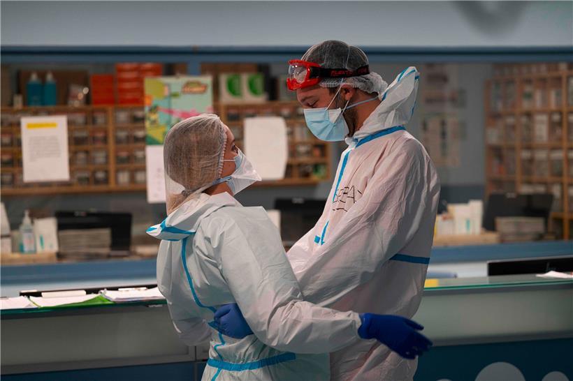 Wohl viel Arbeit vor sich: Zwei Krankenhausmitarbeiter in Leganés umarmen sich 
