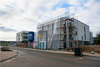 Wohnungen bleiben trotz hoher Nachfrage leer, Baustellen unvollendet: Im Wohnungsbausektor kriselt es
