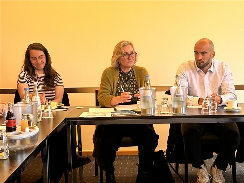 Drei Personen bei Frühstücksdiskussion über Wohnungsbaugenossenschaften: Céline Zimmer, Paulette Lenert, David Angel