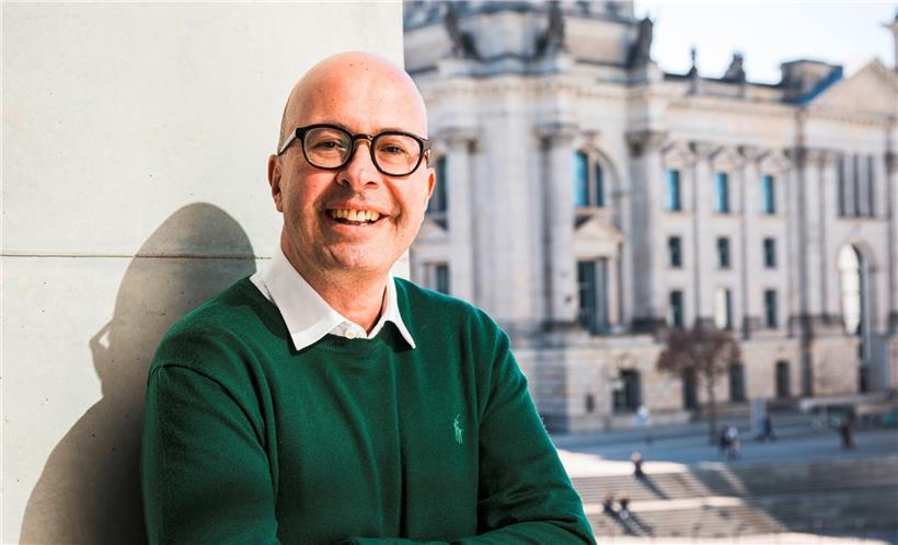 Wolfgang Ainetter, ehemaliger Pressesprecher innerhalb der deutschen Regierung, legt einen „Ministeriumskrimi“ vor
