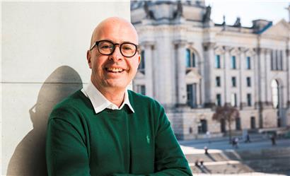 Wolfgang Ainetter, ehemaliger Pressesprecher innerhalb der deutschen Regierung, legt einen „Ministeriumskrimi“ vor
