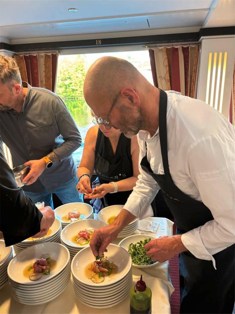 Wolfgang Becker (vorne rechts) und sein Team richten bei Mythos Mosel seinen marinierten Hiramasa Kingfish (Gelbschwanzmakrele) und Yellowfin Tuna (Gelbflossenthunfisch) an
