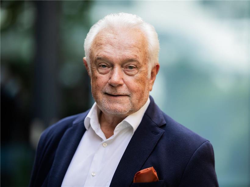 Wolfgang Kubicki spricht auf einer Bühne, will FDP aus Wahltief führen, liberale Politik und Zukunft gestalten