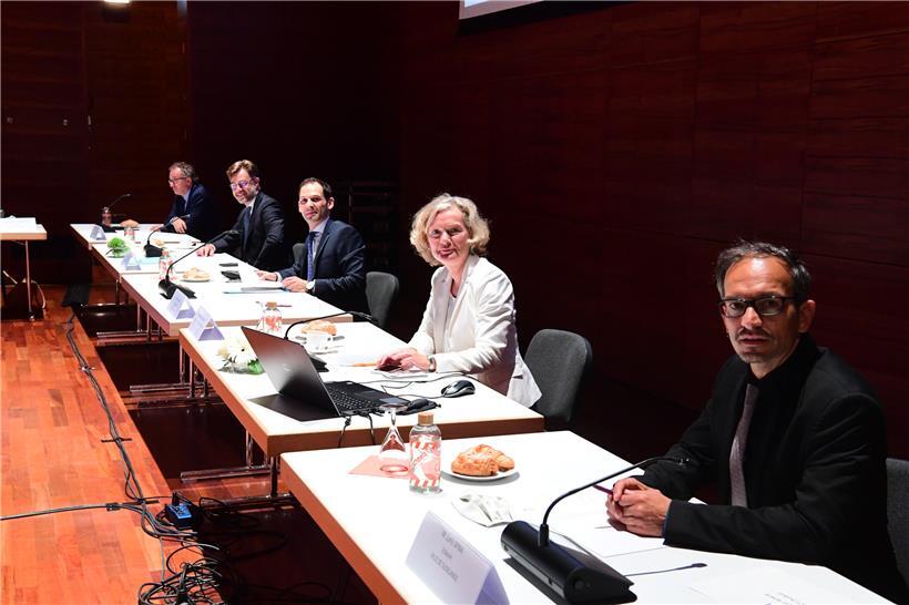 Wollen die Situation mit Optimismus angehen: (v.l.) Schöffe René Manderscheid, Wirtschaftsminister Franz Fayot, Bürgermeister Dan Biancalana, ADEM-Direktorin Isabelle Schlesser und Schöffe Loris Spina
