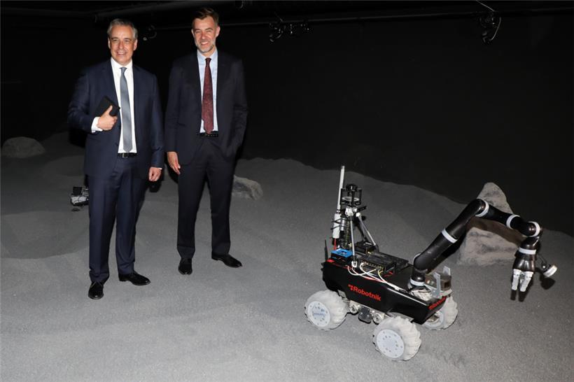 Wollen weiter in die Weltraumforschung in Luxemburg investieren: Forschungsminister Claude Meisch (l.) und Wirtschaftsminister Franz Fayot
