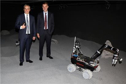Wollen weiter in die Weltraumforschung in Luxemburg investieren: Forschungsminister Claude Meisch (l.) und Wirtschaftsminister Franz Fayot
