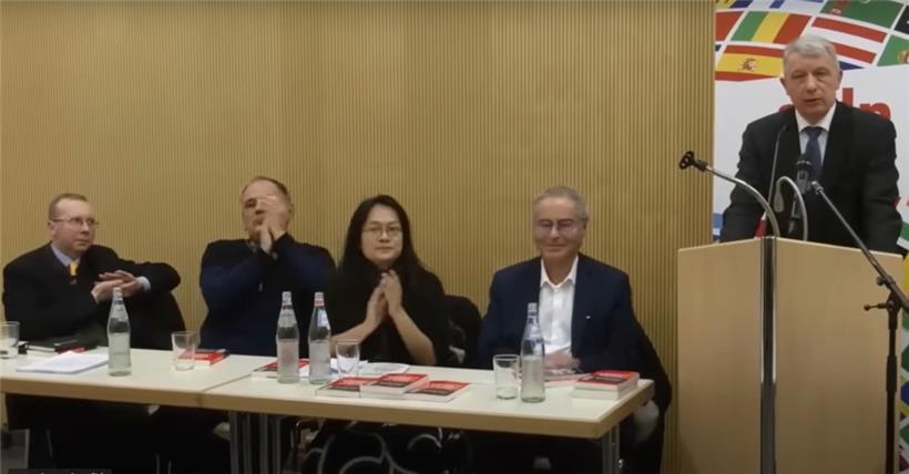 „Wollte nicht fragen, wer da sitzt“: Ganz links applaudiert Alain Escada von der rechtsextremen Partei Civitas, ganz rechts am Rednerpult steht Fernand Kartheiser
