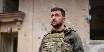 Wolodymyr Selenskyj, Präsident der Ukraine, besucht die vom Krieg betroffene Region Charkiw. Er beschrieb die Situation im Osten als „unbeschreiblich schwierig“. 
