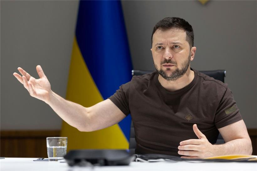 Wolodymyr Selenskyj, Präsident der Ukraine, hält in seinem Büro eine Videoansprache an das Projekt „Porta a Porta“ des italienischen Fernsehsenders Rai 1 
