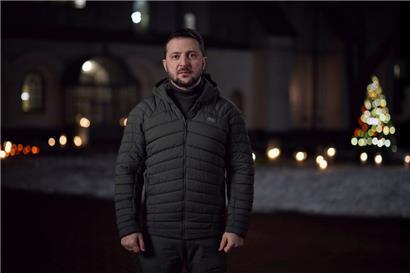 Wolodymyr Selenskyj, Präsident der Ukraine, hält seine abendliche Ansprache an das ukrainische Volk am Weihnachtsabend (24.12.) vom Konstytutsii-Platz aus
