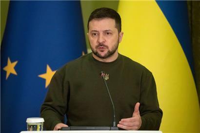 Wolodymyr Selenskyj, Präsident der Ukraine, spricht bei einer gemeinsamen Pressekonferenz mit der Präsidentin der Europäischen Kommission von der Leyen
