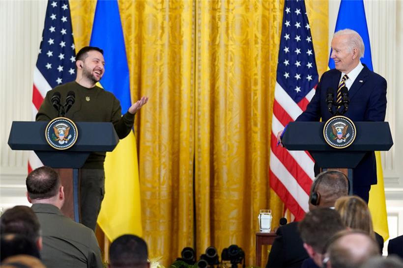 Wolodymyr Selenskyj, Präsident der Ukraine, spricht neben Joe Biden, Präsident der USA, während einer Pressekonferenz im East Room des Weißen Hauses in Washington – Europa wird von keinem der beiden erwähnt
