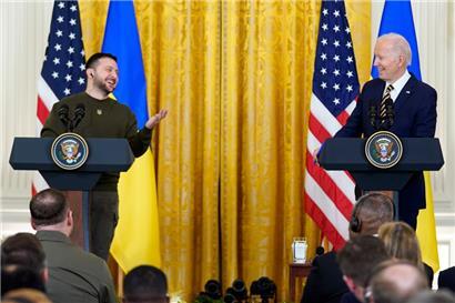 Wolodymyr Selenskyj, Präsident der Ukraine, spricht neben Joe Biden, Präsident der USA, während einer Pressekonferenz im East Room des Weißen Hauses in Washington – Europa wird von keinem der beiden erwähnt

