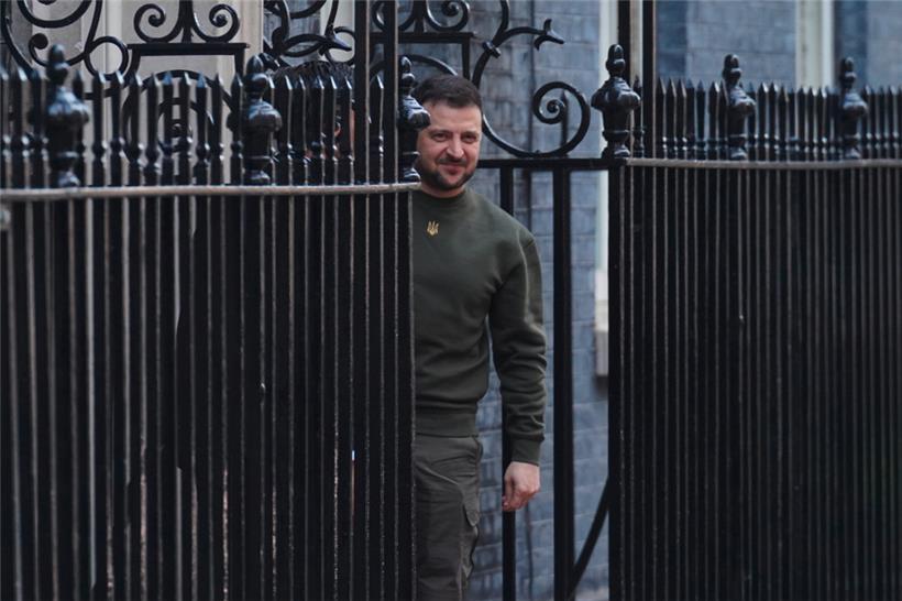Wolodymyr Selenskyj, Präsident der Ukraine, steht vor Beginn eines bilateralen Treffens mit dem britischen Premierminister Sunak vor der 10 Downing Street
