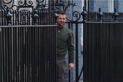 Wolodymyr Selenskyj, Präsident der Ukraine, steht vor Beginn eines bilateralen Treffens mit dem britischen Premierminister Sunak vor der 10 Downing Street
