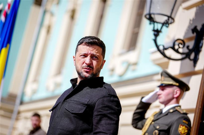 Wolodymyr Selenskyj, Präsident der Ukraine, wartet in Kiew vor dem Marienpalast auf die Gäste
