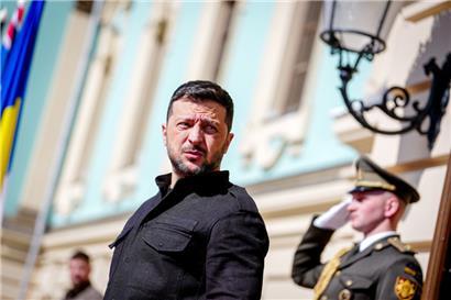 Wolodymyr Selenskyj, Präsident der Ukraine, wartet in Kiew vor dem Marienpalast auf die Gäste
