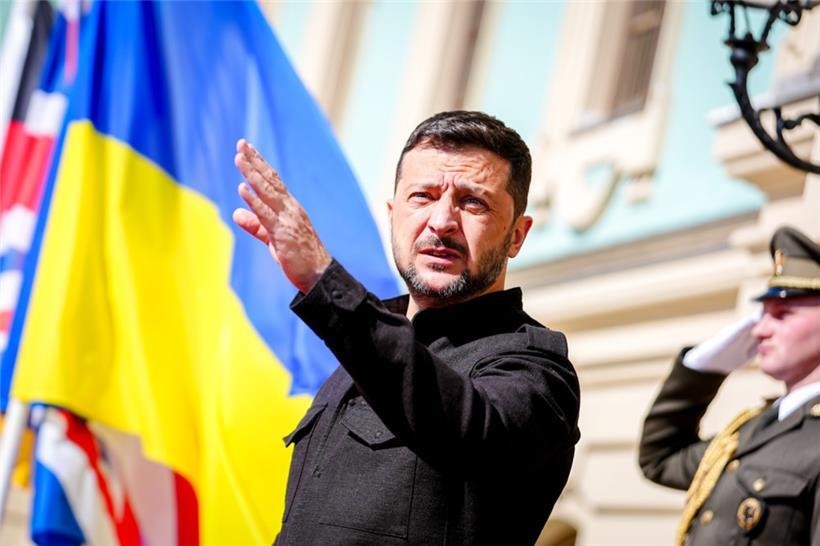 Wolodymyr Selenskyj, Präsident der Ukraine, wartet in Kiew vor dem Marienpalast auf die Gäste
