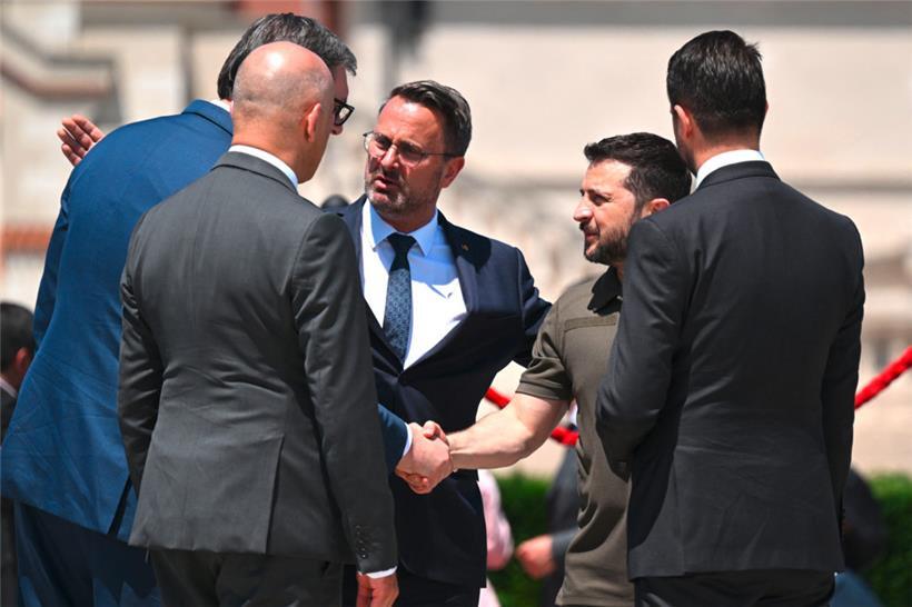 Wolodymyr Selenskyj begrüßt in Moldawien den serbischen Präsidenten Aleksander Vucic, dazwischen steht Xavier Bettel
