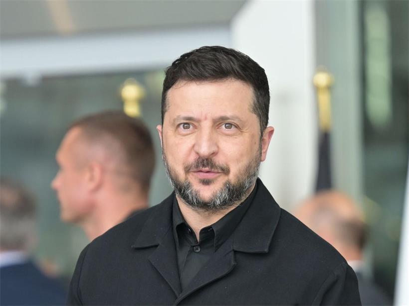 Wolodymyr Selenskyj bei Rede, Auslöser diplomatischer Streit durch Benennung Militäreinheit Ukraine
