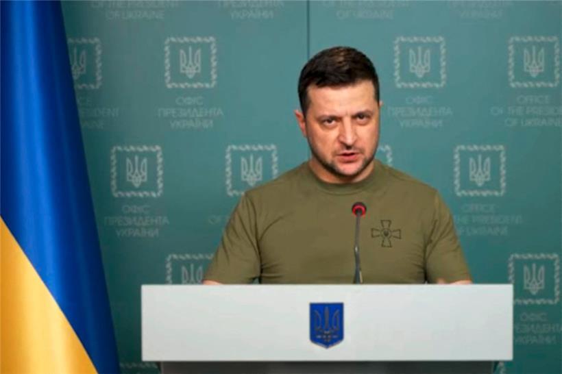 Wolodymyr Selenskyj kommt in einem Fernseh-Interview zentralen Forderungen aus Moskau weitgehend entgegen
