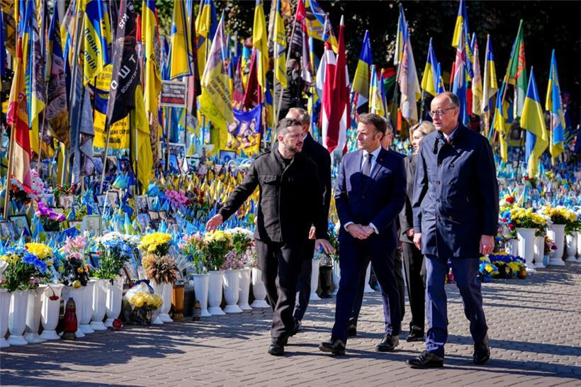 Wolodymyr Selenskyj (l), Präsident der Ukraine, Bundeskanzler Friedrich Merz (r, CDU), und Frankreichs Präsident Emmanuel Macron gedenken in Kiew auf dem Maidan den Opfern des Krieges. Die Staats- und Regierungschefs wollen in der ukrainischen Hauptstadt den Präsidenten des Landes treffen, um für eine 30-tägige Waffenruhe zu werben
