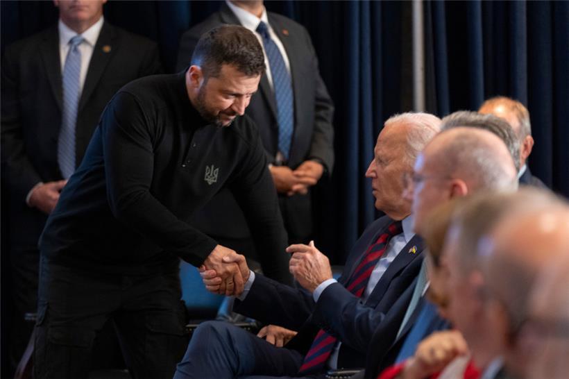Wolodymyr Selenskyj (l), Präsident der Ukraine, schüttelt Joe Biden, Präsident der USA, die Hand während der Vorstellung einer gemeinsamen Erklärung zur Unterstützung des Wiederaufbaus der Ukraine
